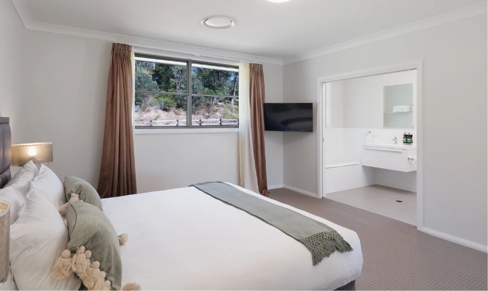 Riverside Oaks Executive Suite king bed with ensuite