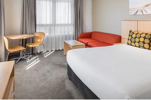 travelodge-hotel-manly-guest-room-queen-and-sofa-01-2016.jpg