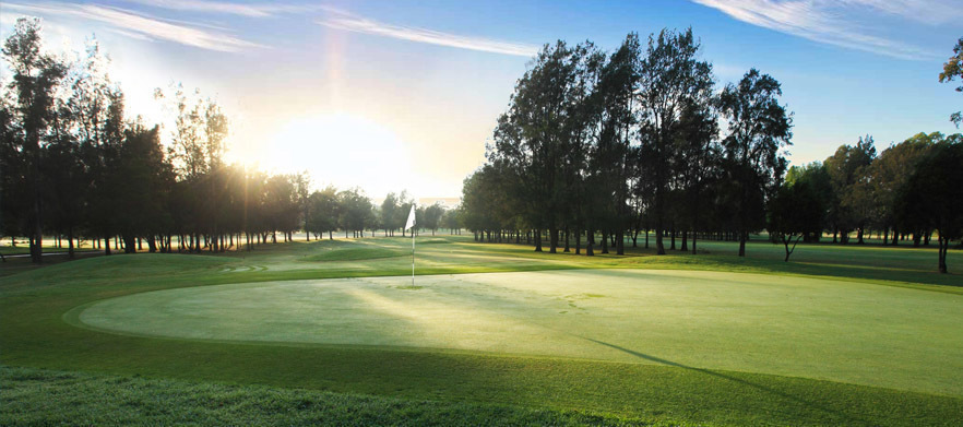 18 Holes for Two in a Motorised Cart With Drinks at Windsor Country Golf Club