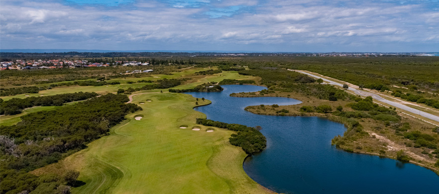 <em>Play one of Australia's Top 20 Courses!</em> 18 Holes for Two with Drinks at the Stunning <em>Links Kennedy Bay.</em>Includes Range Balls before your game!