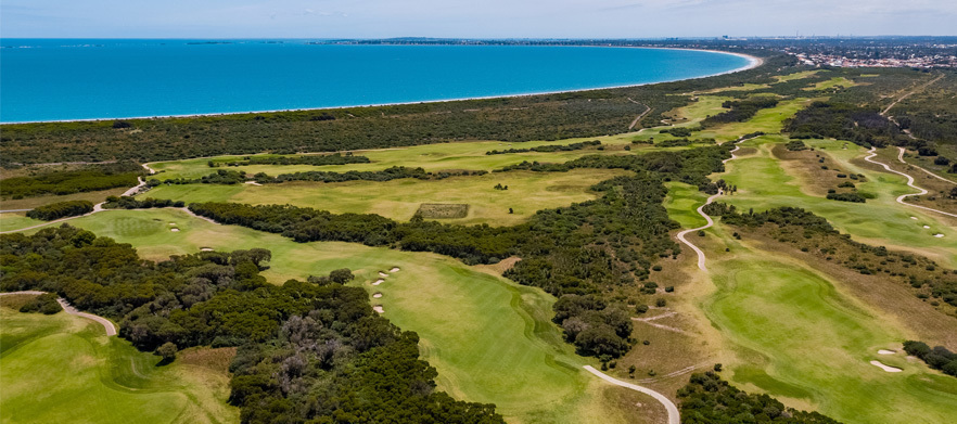 <em>Play one of Australia's Top 20 Courses!</em> 18 Holes for Two with Drinks at the Stunning <em>Links Kennedy Bay.</em>Includes Range Balls before your game!