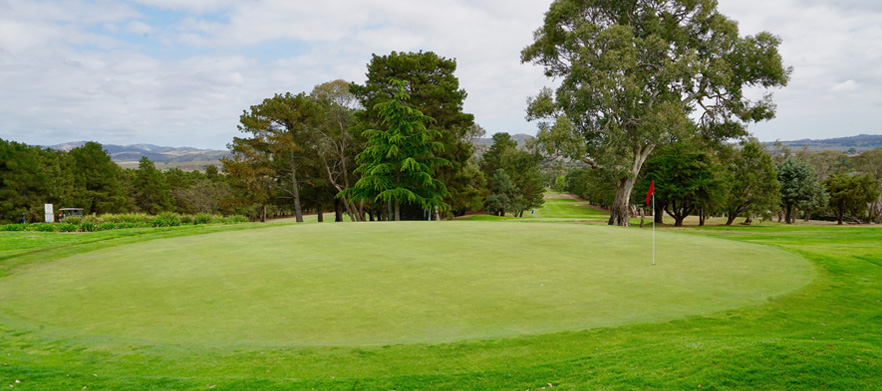 <em>Discover one of  Canberra's Hidden Gems!</em> 18 Holes for Two at <em>The Magpies Belconnen Golf Club.</em> Includes a Shared Motorised Cart plus $30 Food and Beverage package .