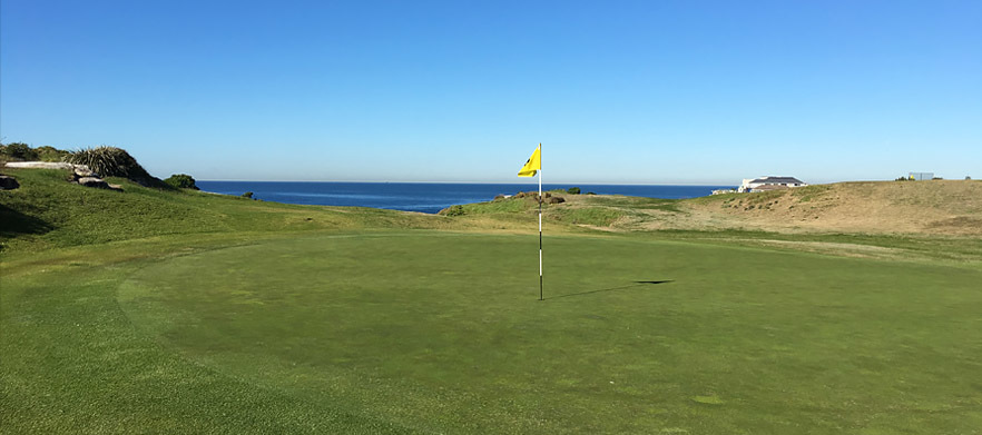 18 Holes for 2 in a Motorised Cart with Drinks at Bondi Golf & Diggers Club!