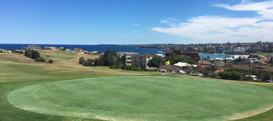 18 Holes for 2 in a Motorised Cart with Drinks at Bondi Golf & Diggers Club!