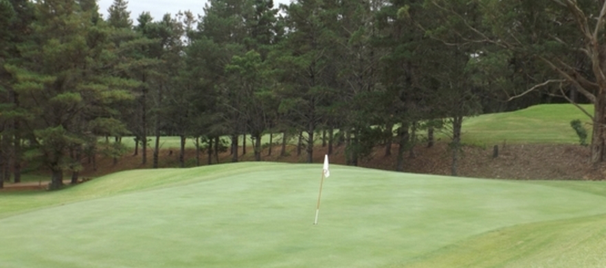 18 holes for two at <em> Kangaroo Valley Golf & Country Resort.</em> Includes a soft drink or water each.