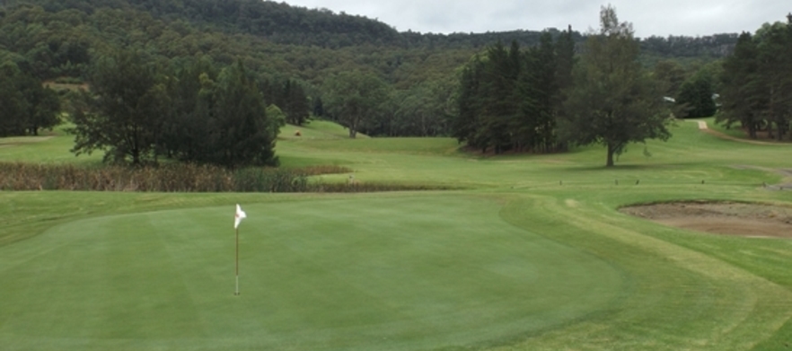 18 holes for two at <em> Kangaroo Valley Golf & Country Resort.</em> Includes a soft drink or water each.