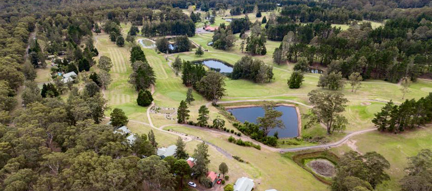 18 holes for two at <em> Kangaroo Valley Golf & Country Resort.</em> Includes a soft drink or water each.