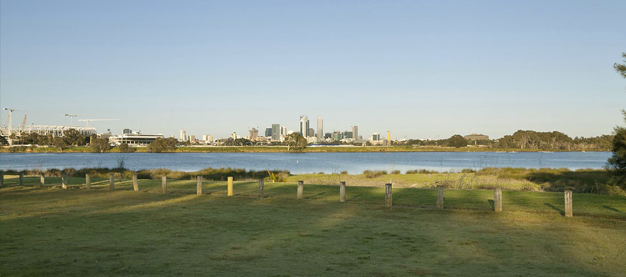 18 Holes for TWO in a motorised cart at <em> Maylands Peninsula Public Golf Course! </em> Lunch & a Drink each after your game.