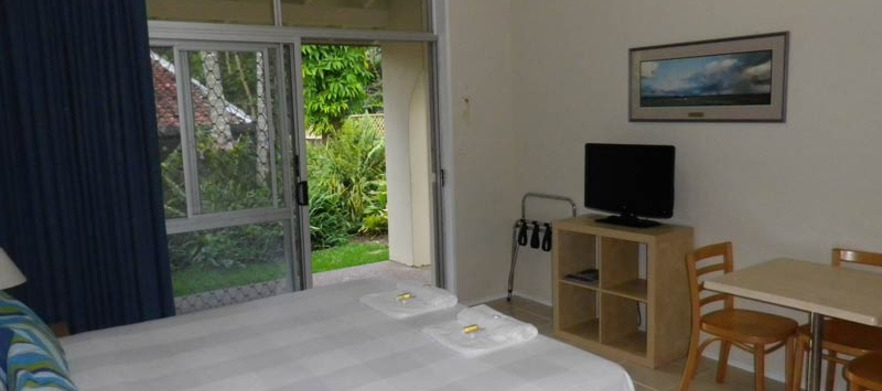 <em>Play, Stay & Relax Ocean Shores Motel.</em> 1 Night Stay with Breakfast, 18 Holes For Two at Ocean Shores Country Club &  Murwillumbah Golf Club.