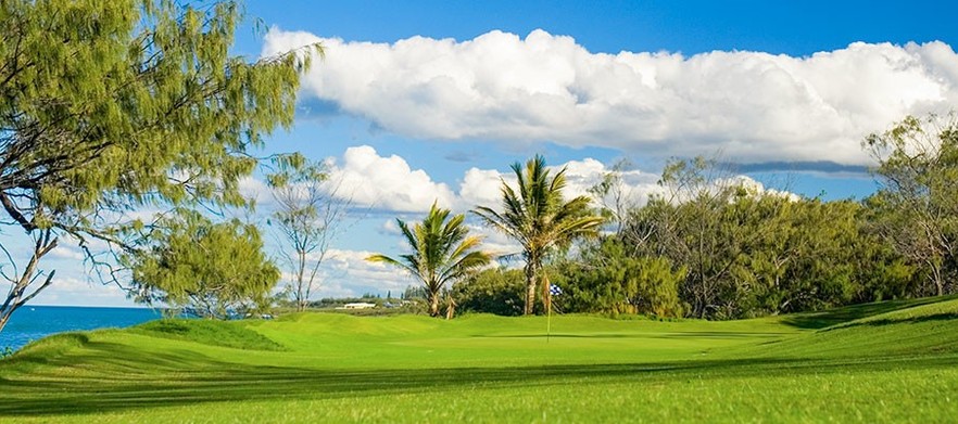 Play like the Pros at last years host venue for QLD PGA Professionals <em>2 Night Stay & Play Relax at Coral Cove Resort host venue for QLD PGA Trainee Championships.</em> This deal valid for 2 people.</em> Low set Resort Villa + Golf + Champagne +  1 ...