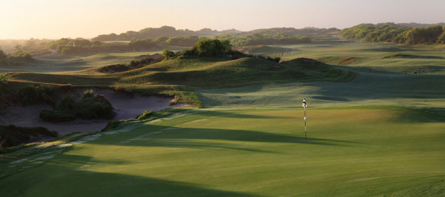 <em>Play, Stay & Relax at Pullman Magenta Shores Resort.</em> This deal valid for 2 people (4 person option available).</em> Studio Accommodation + Golf or Vie Spa, Internet & Range Balls.