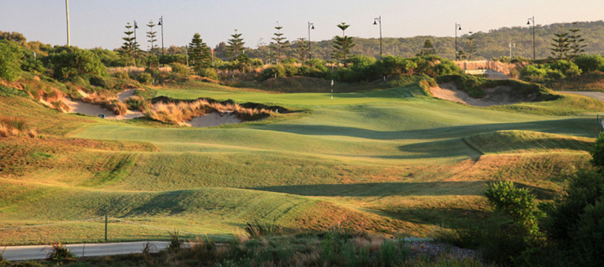 <em>Play, Stay & Relax at Pullman Magenta Shores Resort.</em> This deal valid for 2 people (4 person option available).</em> Studio Accommodation + Golf or Vie Spa, Internet & Range Balls.