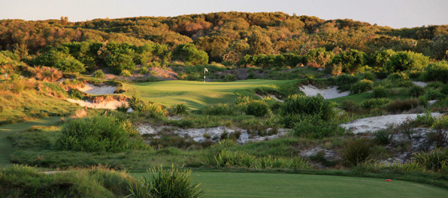 <em>Play, Stay & Relax at Pullman Magenta Shores Resort.</em> This deal valid for 2 people (4 person option available).</em> Studio Accommodation + Golf or Vie Spa, Internet & Range Balls.