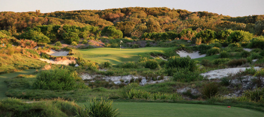 <em>Play, Stay & Relax at Pullman Magenta Shores Resort.</em> This deal valid for 2 people (4 person option available).</em> Studio Accommodation + Golf or Vie Spa, Internet & Range Balls.