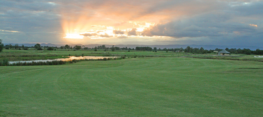 <em>Lynwood Country Club:</em>  Two can play this links style course, with a motorized cart and range balls before your round! 