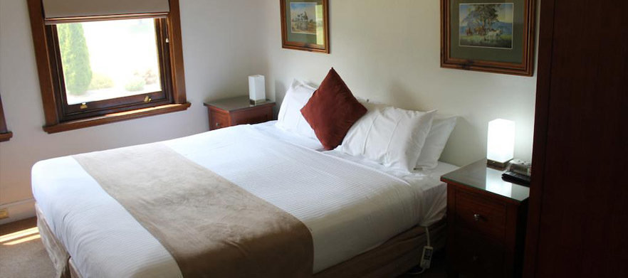 Golf Stay & Play for 2 People at <em>The Dormie House,  Moss Vale Golf Club.</em> One night accommodation for 2 people with breakfast each and unlimited golf at Moss Vale Golf Course. 