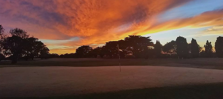 18 Holes For Two with a Motorised Cart at <em>Queenscliff Golf Club.</em> Plus receive a refreshing beer each after your game! 