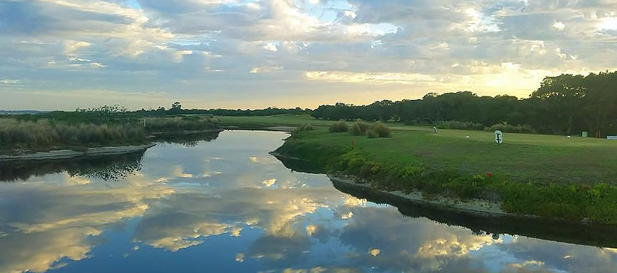 18 Holes For Two with a Motorised Cart at <em>Queenscliff Golf Club.</em> Plus receive a refreshing beer each after your game! 