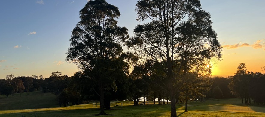 <b>Discover one of Sydney's Hidden Gems!</b> in the Blue Mountains! 18 Holes for Two in Motorised Cart at <b>Springwood Country Club.</b> Includes a drink each after your round. 