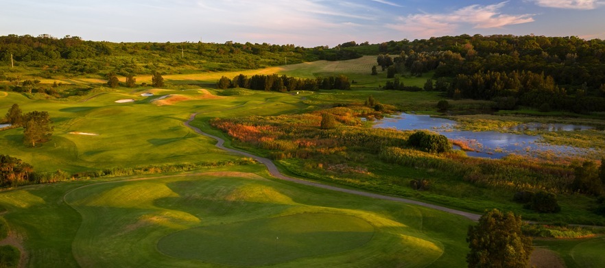 <em>Put your Links Golf to the test!</em> 18 Holes for Two at the <em>Beautiful Links Shell Cove.</em> Includes a shared motorised cart. 