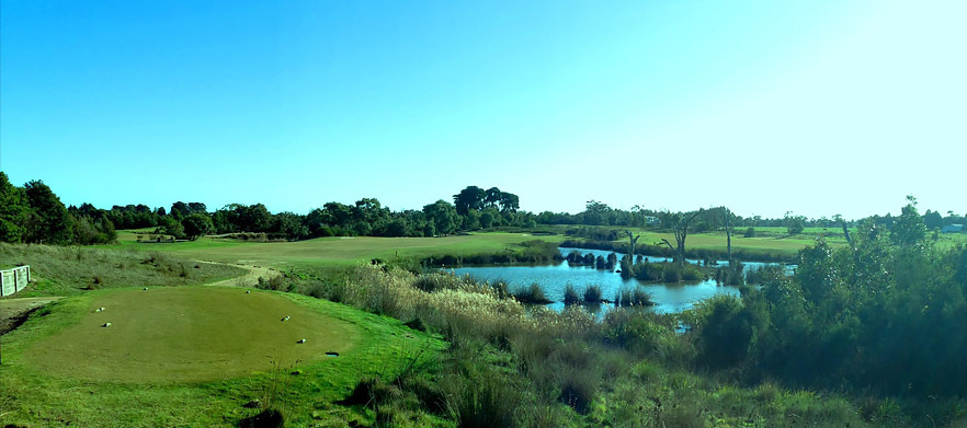 <em>Play one of Australia's top 40 golf courses!</em> 18 holes for 2 in a motorised cart at the beautiful Settlers Run Golf Club.