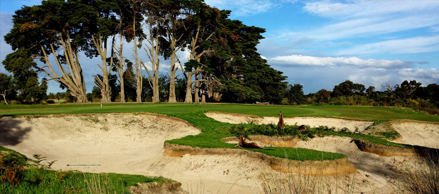 <em>Play one of Australia's top 40 golf courses!</em> 18 holes for 2 in a motorised cart at the beautiful Settlers Run Golf Club.