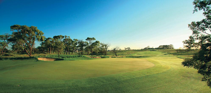 <em>Play one of Australia's top 40 golf courses!</em> 18 holes for 4 at the beautiful Settlers Run Golf Club.