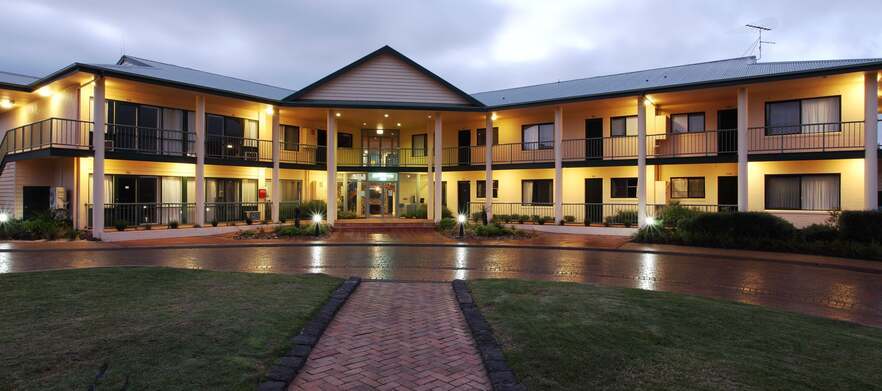 Four person Stay & Play at Eagle Ridge Golf Club with 1 round of golf each PLUS Carts