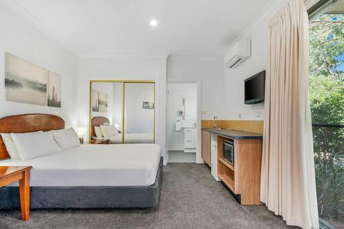 <b>One Night Stay & Play for Two People in the Hunter Valley!</b> Includes a round at The Vintage GC with a Shared Cart. <b>Grab this deal for just $409!</b>