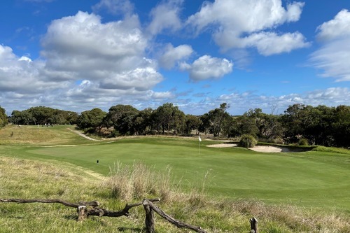 curlewis-golf-club-17th-green.jpg