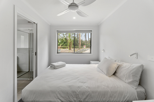 Bunaglows_1-6-_Main_bedroom.jpg