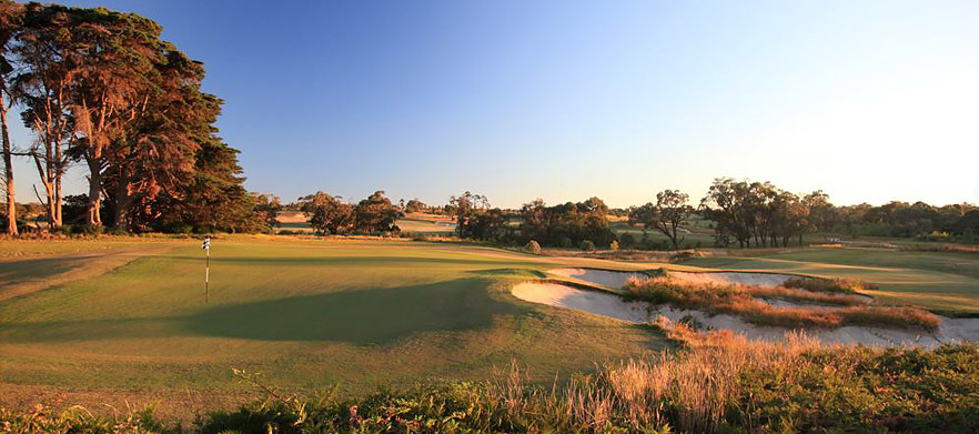 <em>Play one of Australia's top 40 golf courses!</em> 18 holes for 2 in a motorised cart at the beautiful Settlers Run Golf Club.